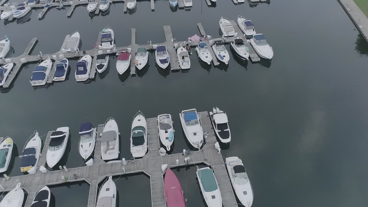 부두의 공중에서 놀라운 전망, 도시의 부두, 건물을 내려다보는 아름다운 일몰의 많은 보트