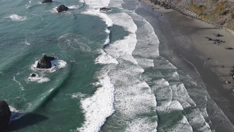 Olas-Rodando-En-Brookings-Oregon-Beach-Imágenes-De-Drones-4k