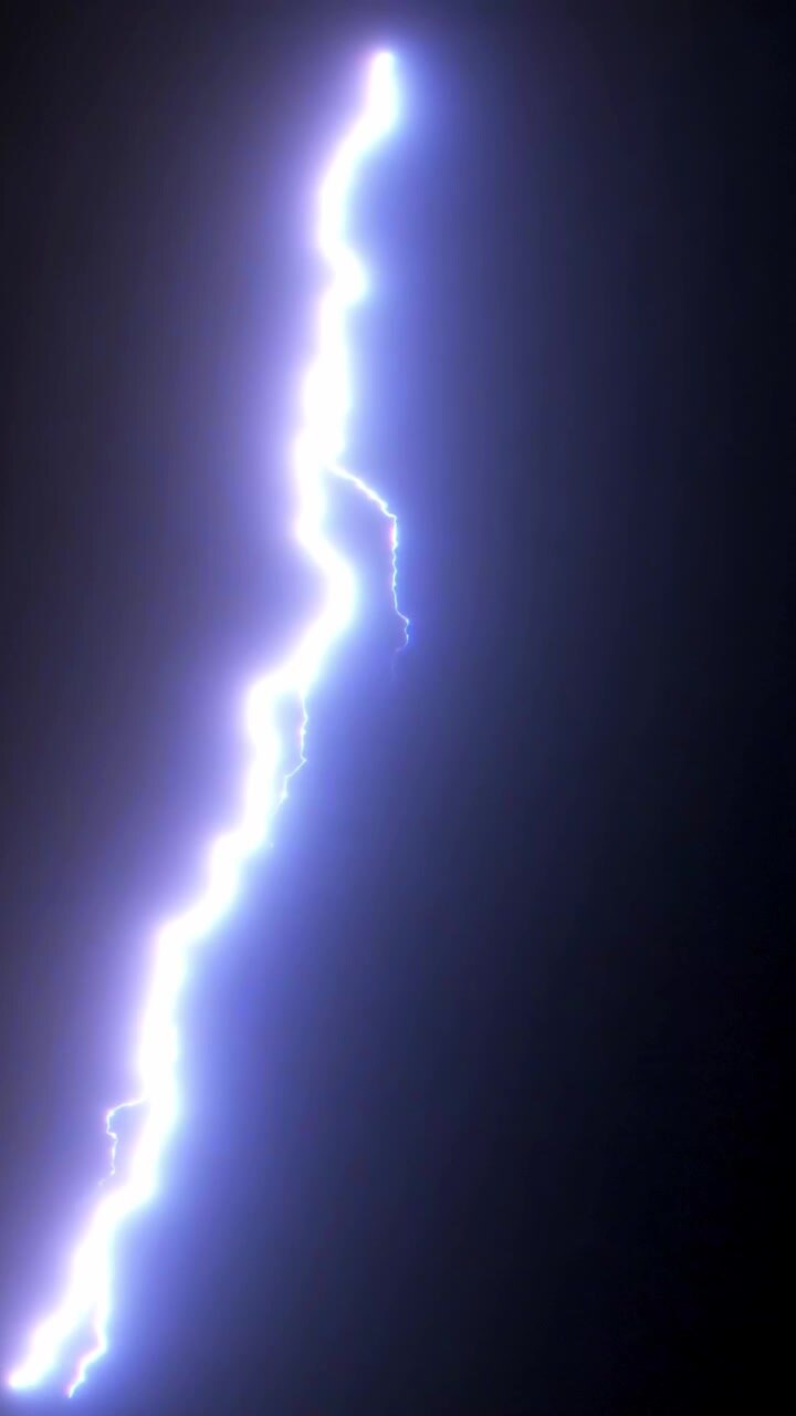 Un fulmine verticale e potente riempie lo schermo di luce. Animazione meteo intensa per reel sui social media e TikTok