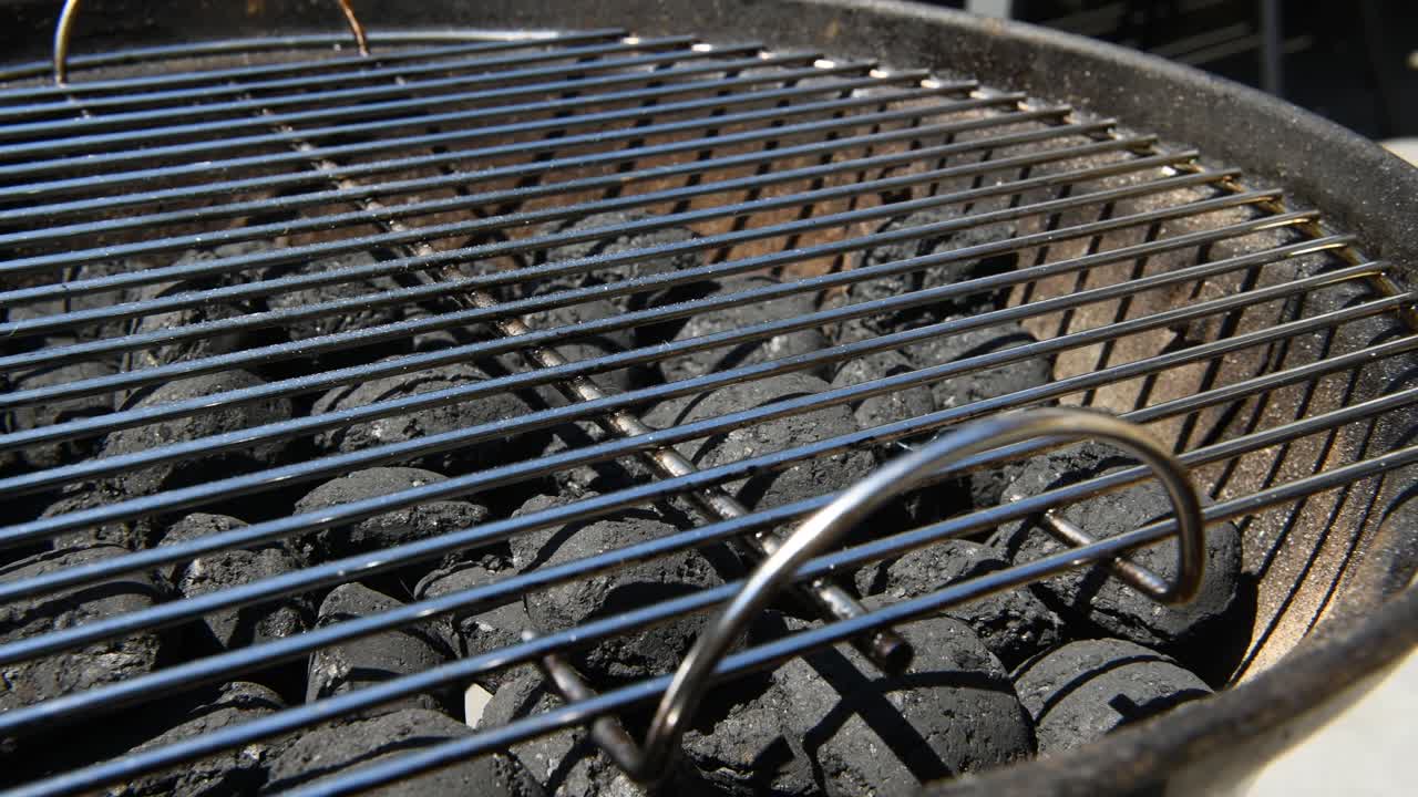 Ripresa al rallentatore di un barbecue a carbone con la griglia accesa