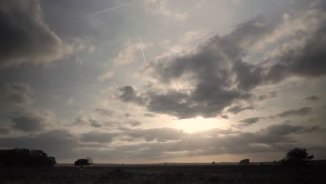 cielo nublado sobre un paisaje de brezo