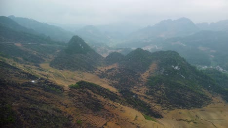 la belleza de los paisajes montañosos de indochina nublados por la niebla
