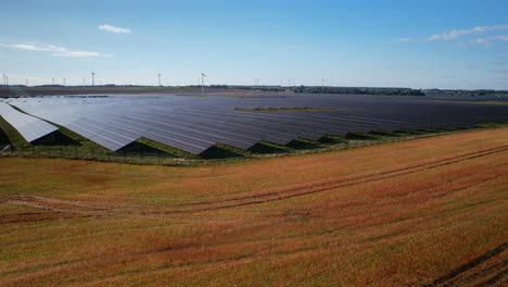 Filas-De-Paneles-Solares-En-Una-Granja-Solar-En-Europa,-Vista-Aérea-De-Drones