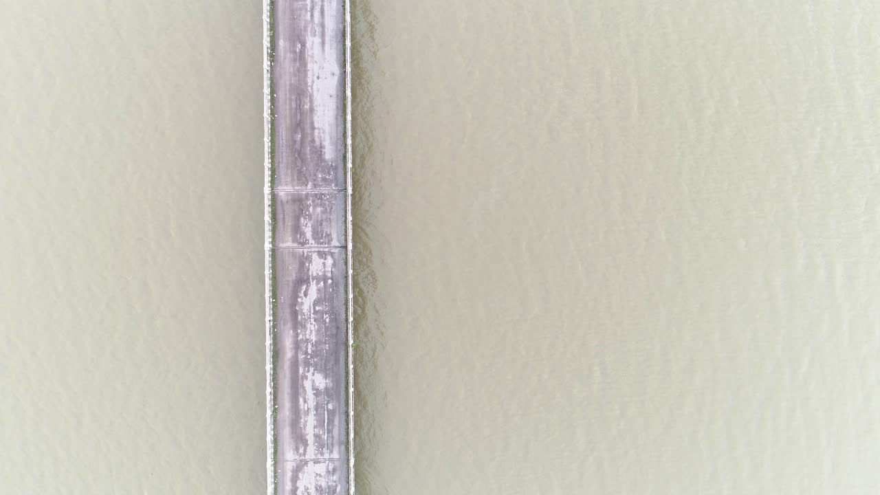 낮 동안 강 위에 수직으로 있는 다리의 공중 조감도