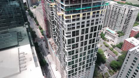 la fotografía del dron revela el sitio de construcción del moderno edificio de apartamentos skyline y el edificio de oficinas pwc en el centro de atlanta.