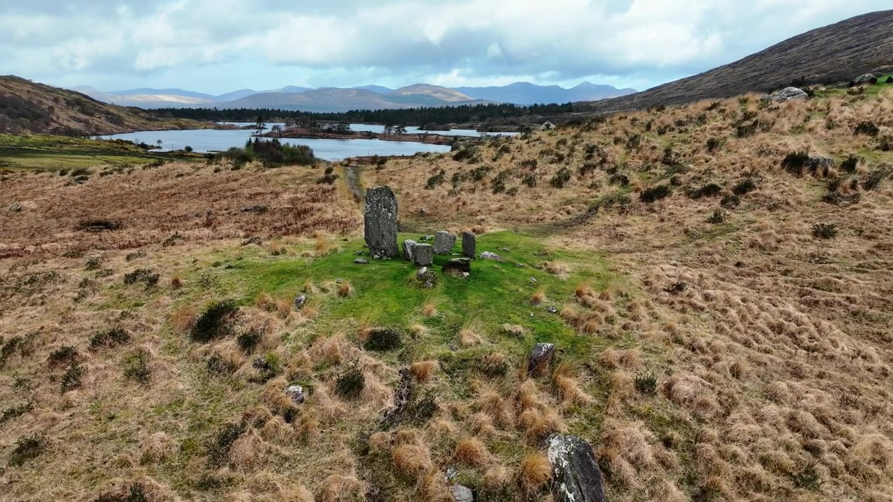 Drönarvy över Vilda Irland med Uragh-stenarna, Gleninchquin-dalen, gamla romantiska landskap på episka platser i Kerry