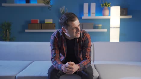 el hombre, que es excluido de la sociedad y despreciado, se enoja por los acontecimientos que le vienen a la mente en casa y quiere vengarse.