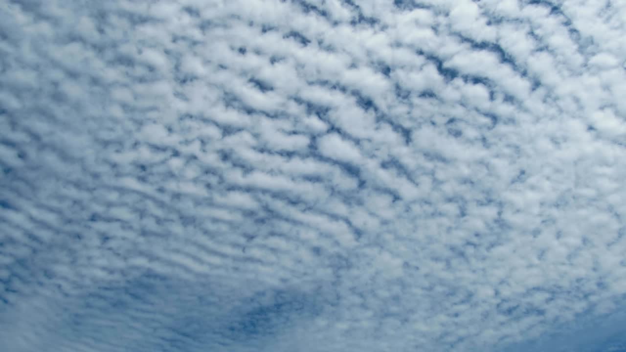 las nubes se mueven en el cielo azul.