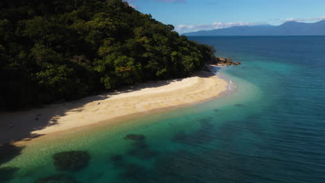 Rotierende-Drohnenaufnahme-Von-Fitzroy-Island-Nudey-Beach-In-Queensland,-Australien