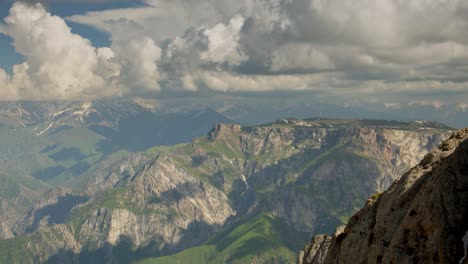 Wolken-Fliegen-über-Die-Berge-Des-Pulatkhan-Plateaus-In-Usbekistan.-Zeitlupenvideo-Zwei-Von-Vier