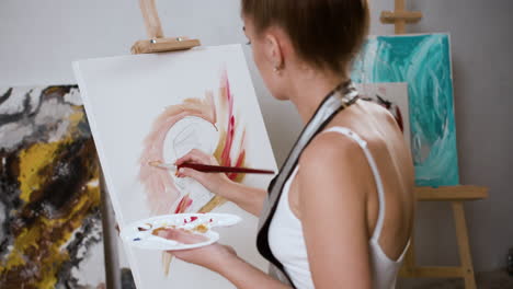 mujer haciendo una pintura en el interior