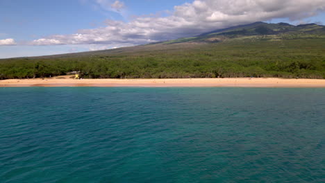 volando sobre el océano turquesa hasta la idílica playa de makena en maui, hawaii, estados unidos