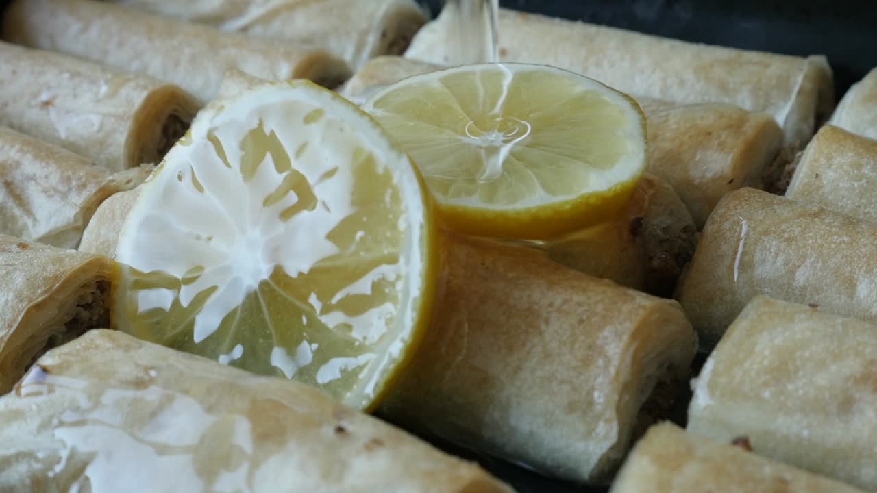 panado sobre pastel de filo turco lleno de nueces 4k