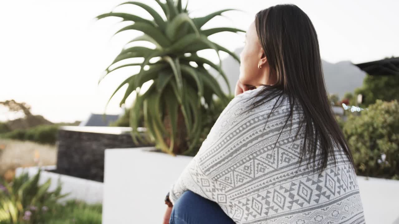 슬로우 모션 으로 정원 에서 풍경을 감상 하고 앉아 있는 미소 짓는 두 인종 의 여성 의 초상화