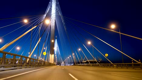 nueva autopista elegante del oeste diámetro de velocidad en san petersburgo por la noche