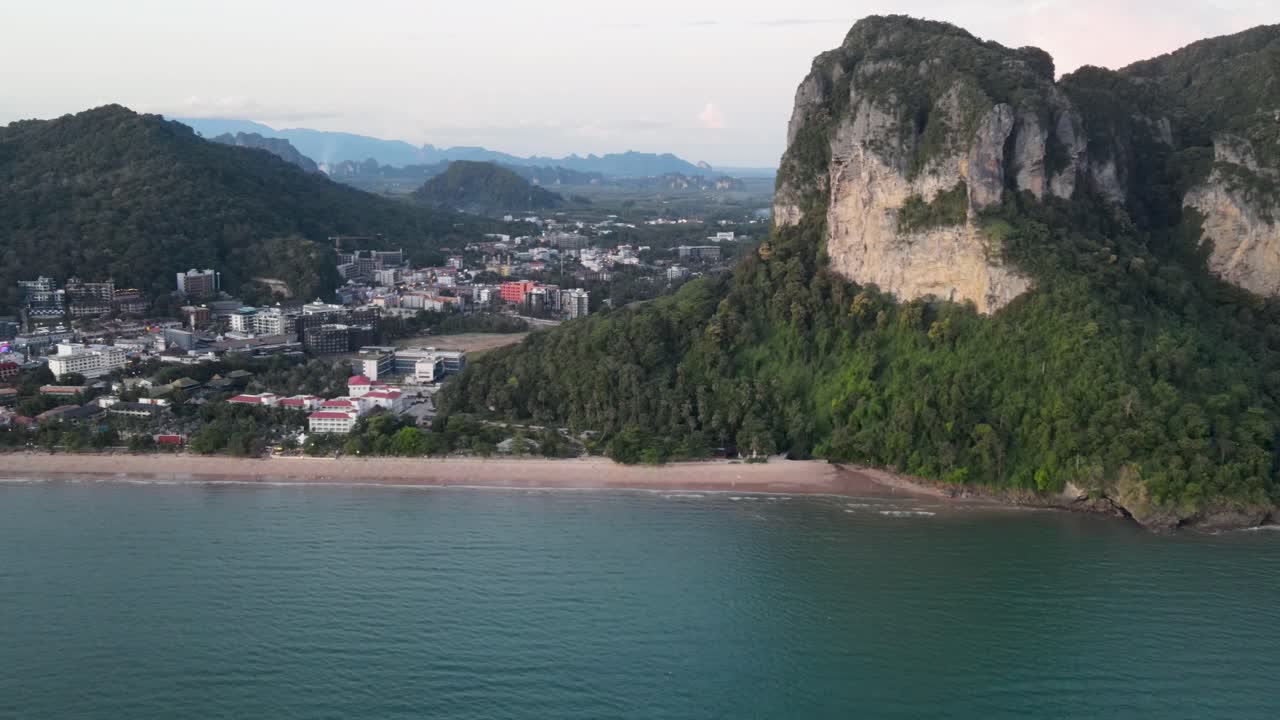vista aérea de la playa de ao nang y la ciudad con los acantilados al atardecer