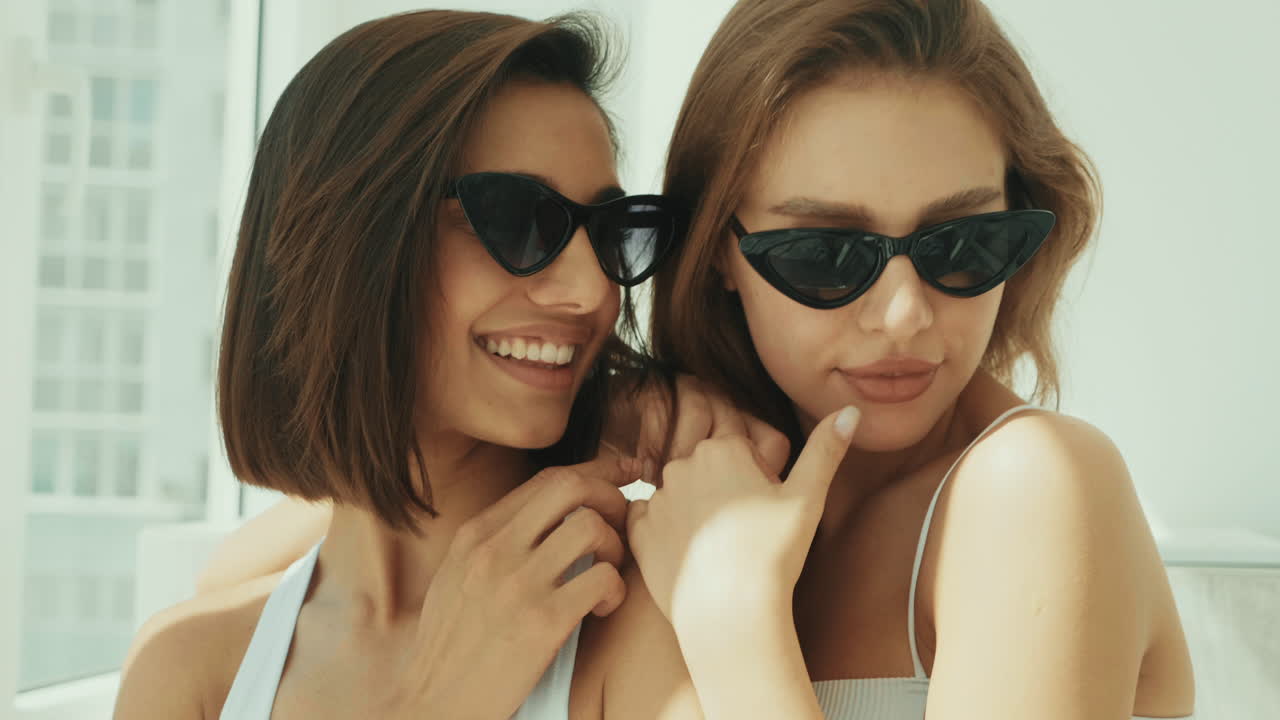 선글라스를 입은 두 여자 친구