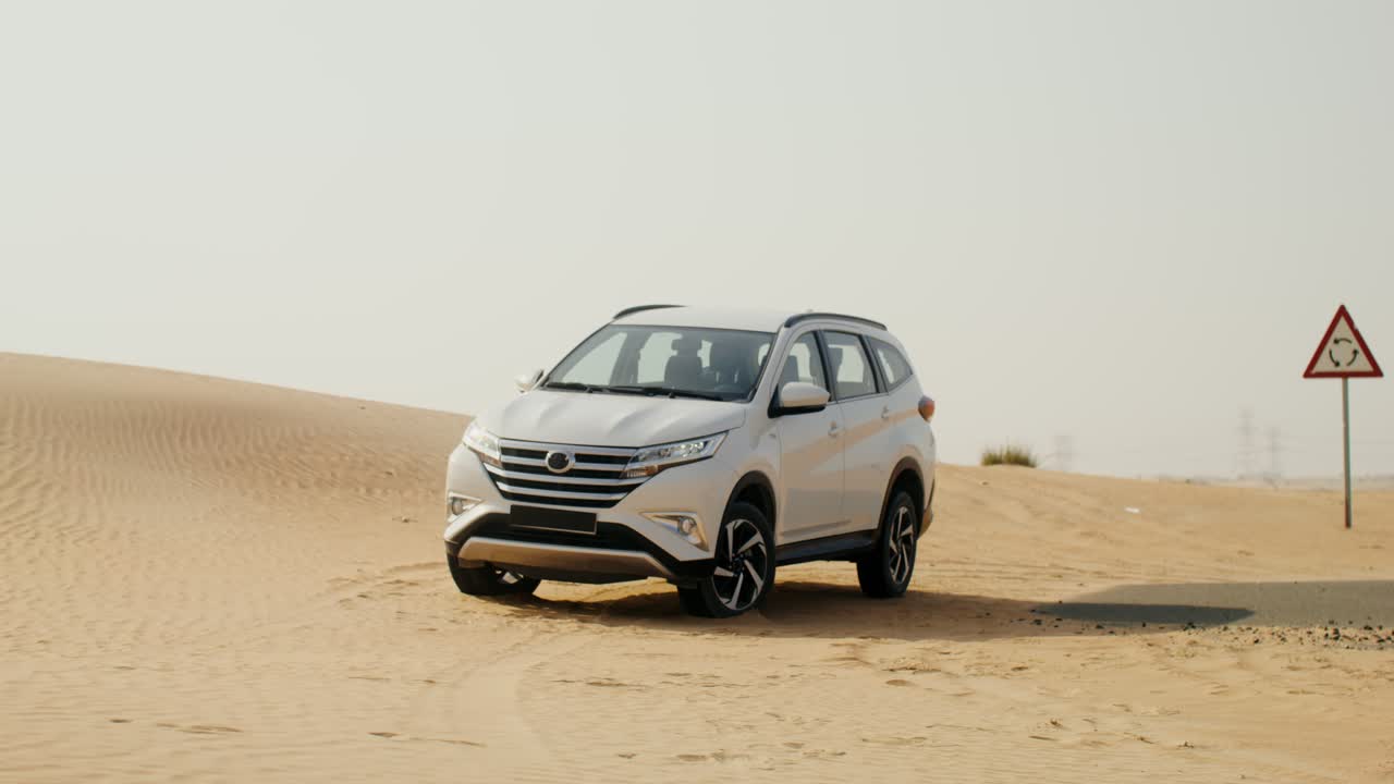 suv blanco en el desierto