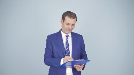 hombre de negocios alertando a la cámara con una expresión severa.