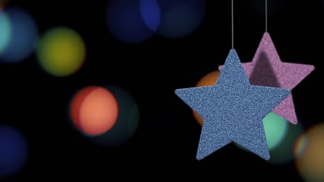 los adornos de las estrellas de navidad se mueven en el fondo de bokeh.