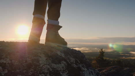 Die-Füße-Des-Reisenden-Auf-Der-Spitze-Des-Gipfels-Durch-Sie-Scheinen-Die-Aufgehende-Sonne-Und-Die-Wunderschöne-Landschaft