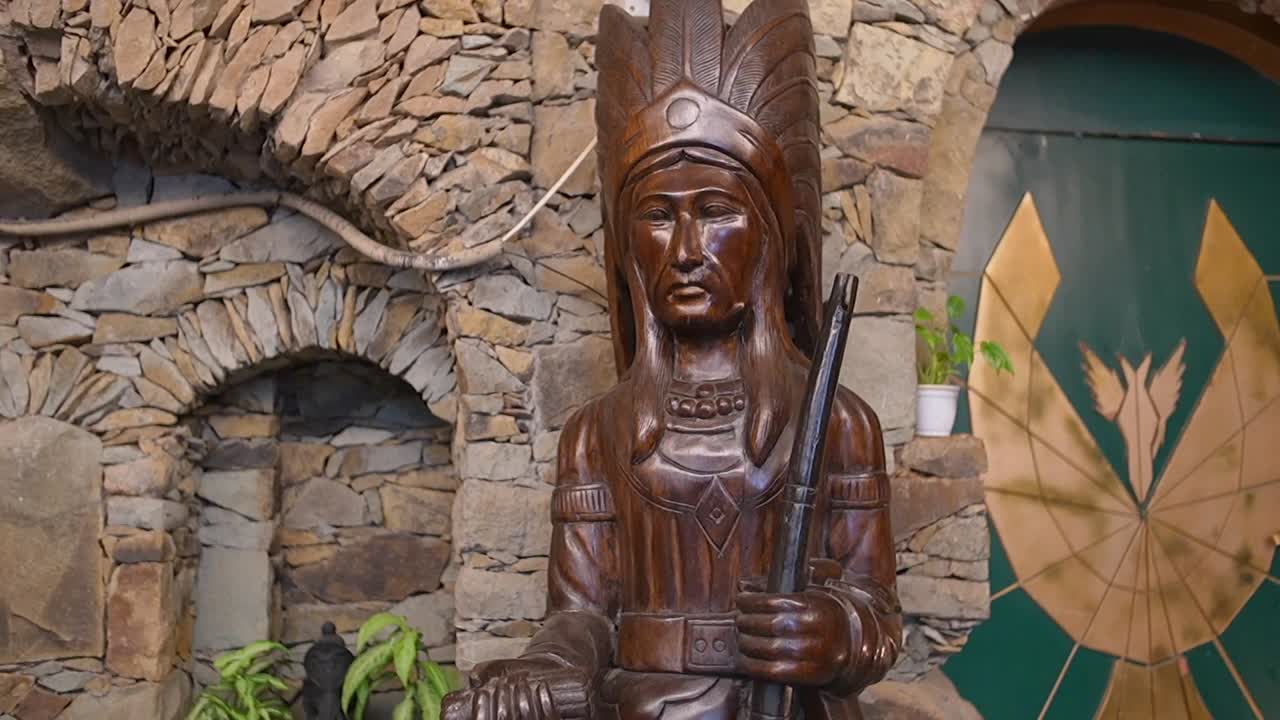 목조 빈티지 손으로 조각 된 아메리카 원주민 조각