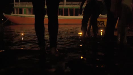 hombres y mujeres de pie en el ganges en la ceremonia