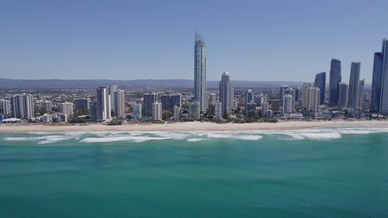 해안가 호텔 - 서퍼스 파라다이스, 골드 코스트, qld, 호주의 q1 타워 빌딩 - 드론 샷