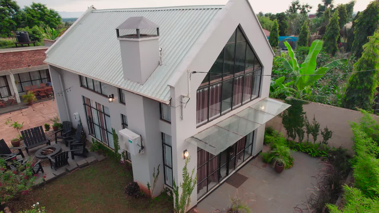 una cabaña para turistas en tanzania - casas pazuri en la ciudad de moshi