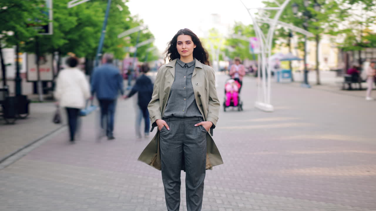 Donna nella strada della città