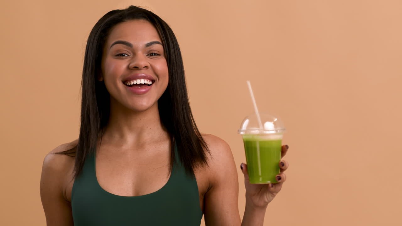 mujer con batido verde