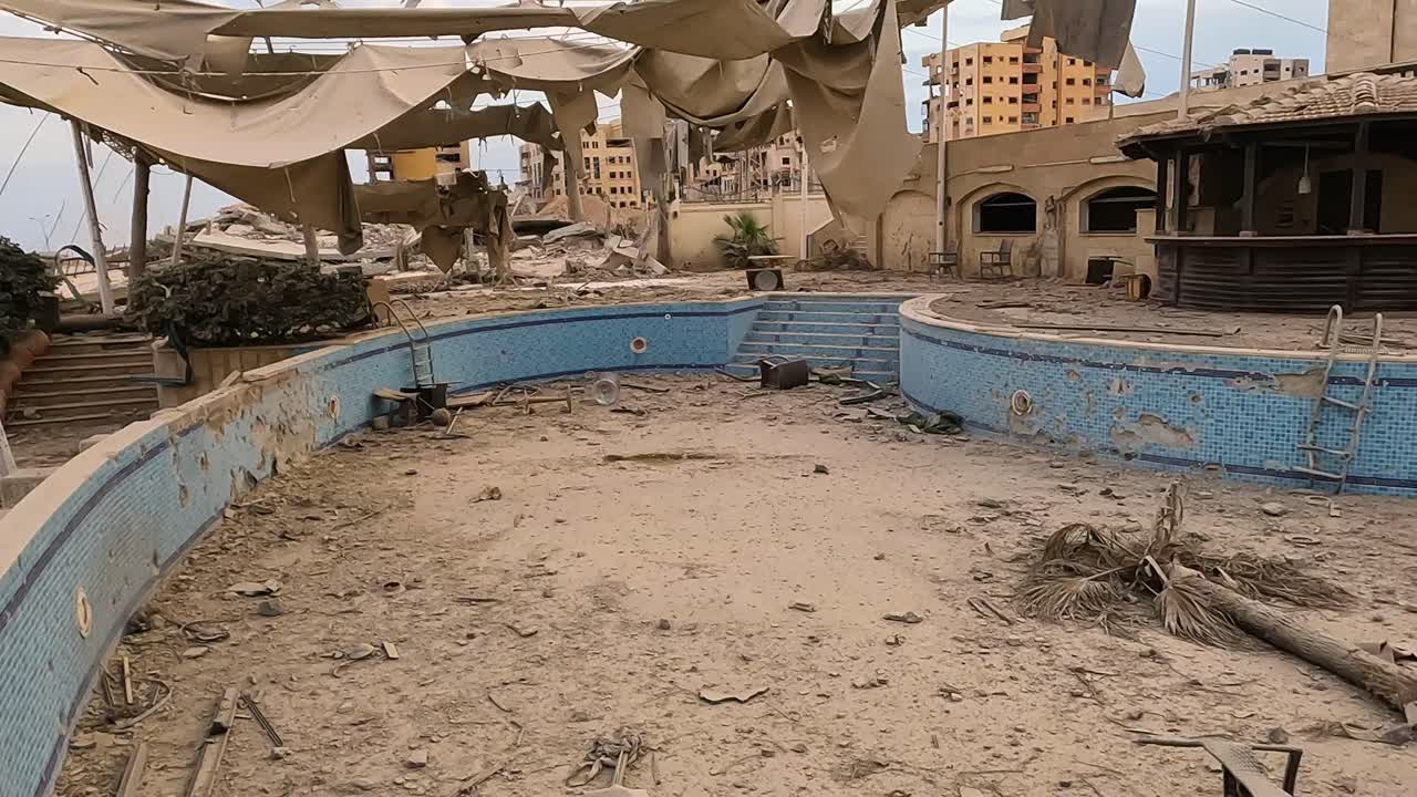 inspeccionando la piscina y los restos desmoronados de un lujoso complejo marítimo abandonado en gaza