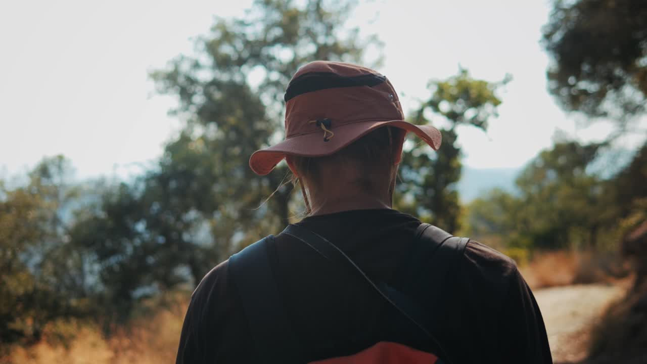 숲에서 산책하는 사람