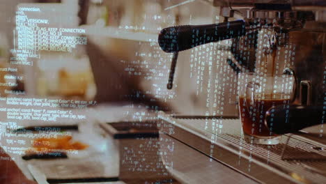 códigos de programa y una taza de café en una máquina de café