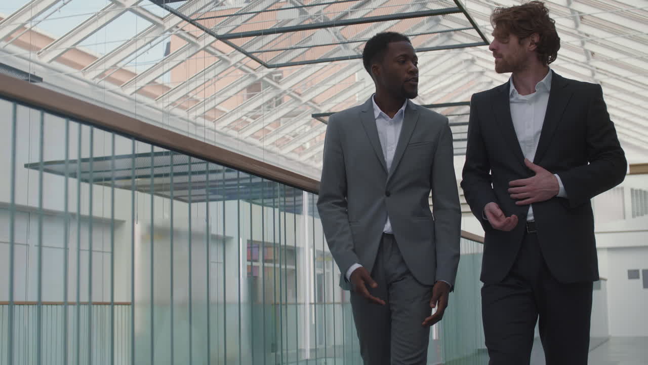 hombres de negocios caminando por el despacho y hablando