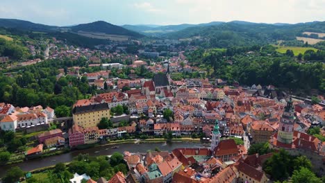 Blick-Von-Oben-Auf-Das-Historische-Stadtzentrum-Und-Seine-Umgebung