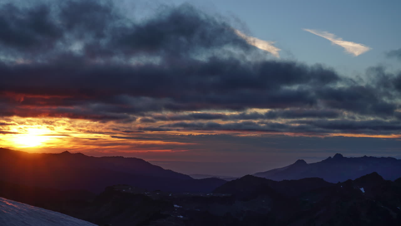 timelapse puesta de sol sobre las montañas con nubes