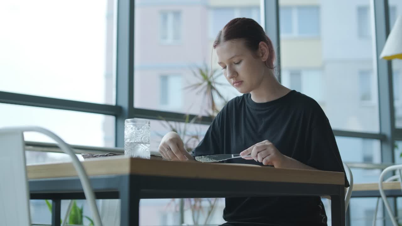 Teenager eating in a cafe