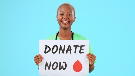Sangre,-Enfermera-Y-Mujer-Negra-Con-Cartel-De-Donación
