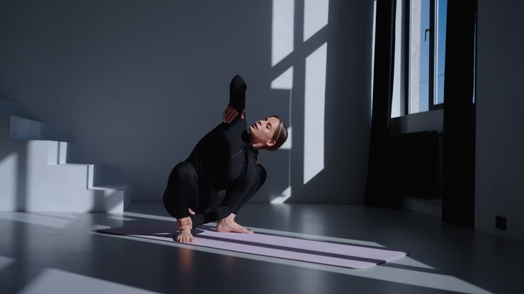 Donna che fa yoga in studio