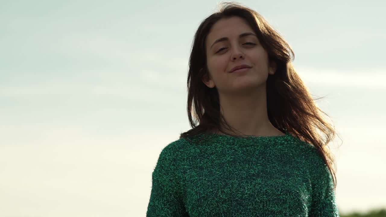 preciosa modelo de moda italiana posando con su atuendo en un parque de londres a la hora dorada