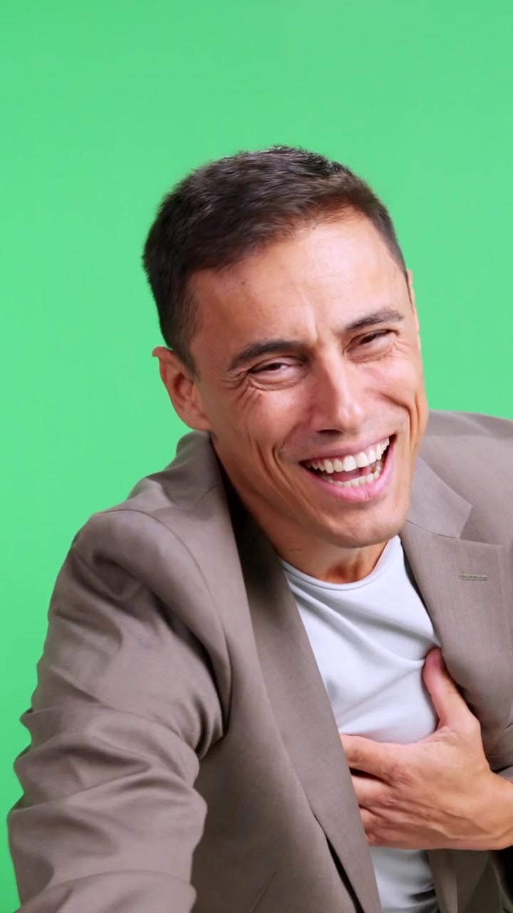 Uomo felice che stringe la mano a qualcuno su sfondo green screen