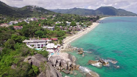 Hermosas-Imágenes-De-Drones-De-4k-De-La-Playa-Y-Características-Rocosas-únicas-En-La-Playa-De-Hin-Ta-Hin-Yai-En-Koh-Samui-En-Tailandia