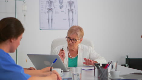 senior surgeon explaining treatment to coworkers