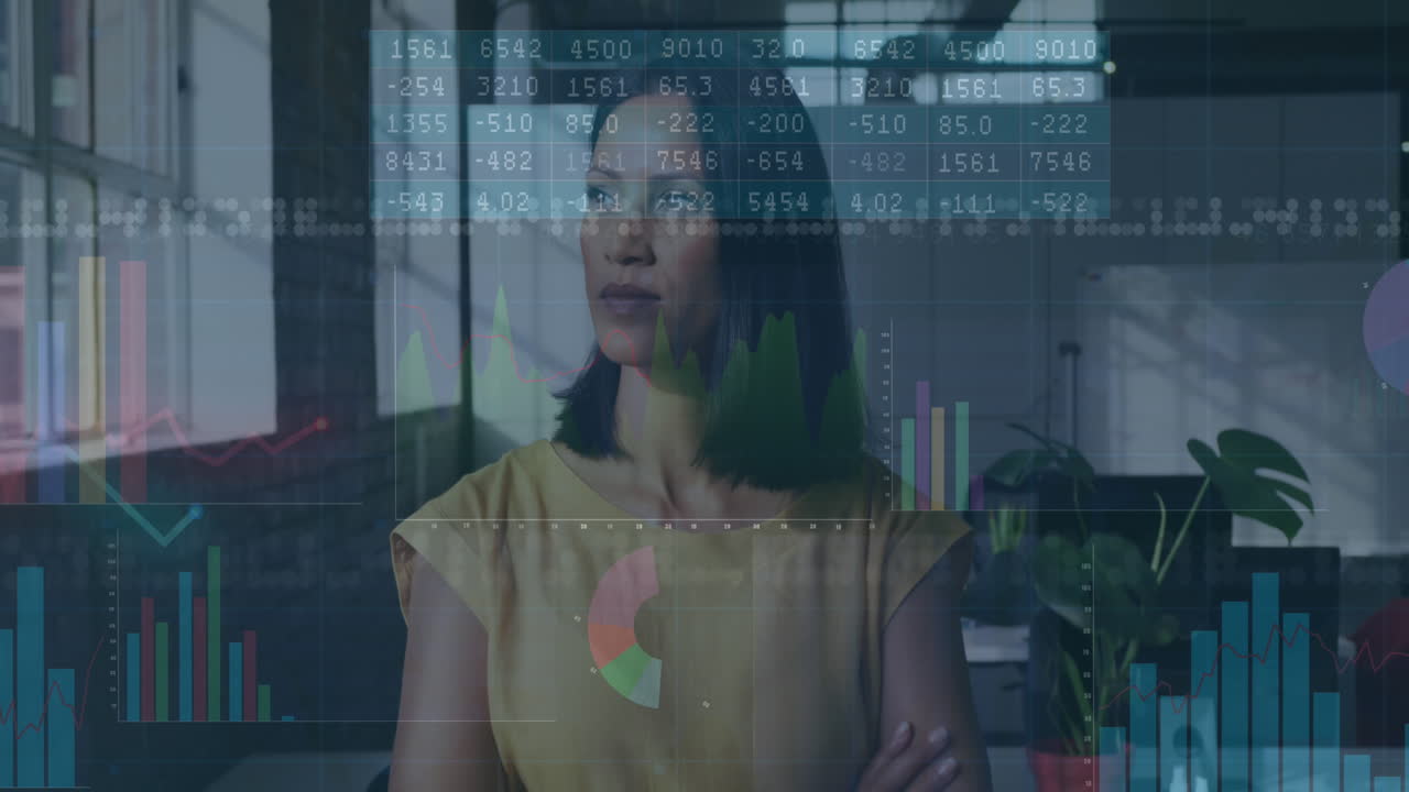 animación del procesamiento de datos financieros sobre una mujer de negocios biracial