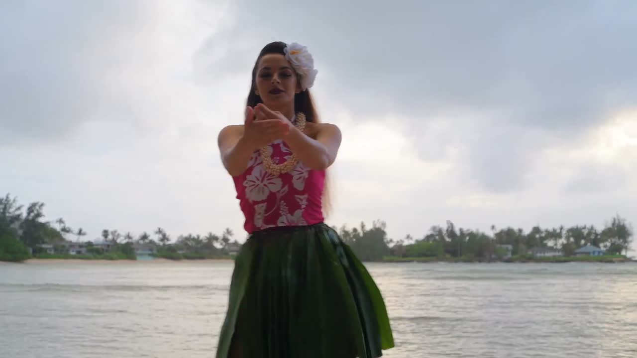 bailarina de hula hawaiana en disfraz bailando 4k