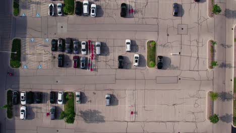 Estacionamiento-Aéreo-De-Arriba-Hacia-Abajo-En-América-Del-Norte---Illinois