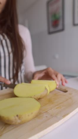 mujer cortando patatas