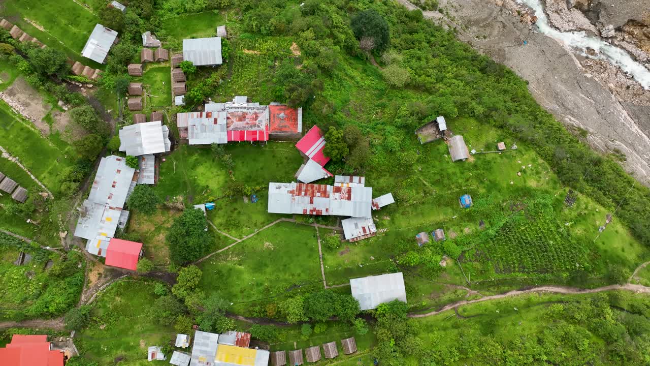 vista aérea de drones de un albergue, hostal, camping, hotel, cabaña en la ruta de senderismo a machu picchu, perú-2