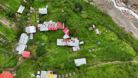 Vista-Aérea-De-Drones-De-Un-Hostal-Lodge